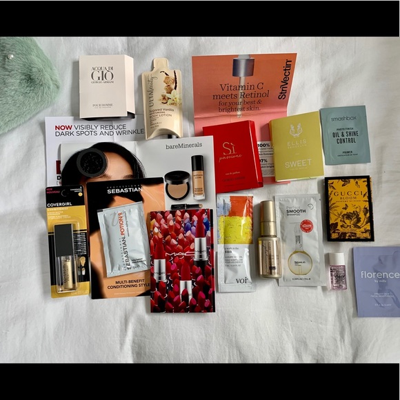 18 Piece Deluxe Ulta Samples + Wristlet - Picture 1 of 4